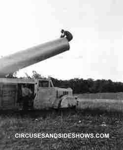 Hugo Zacchini entering cannon 1948